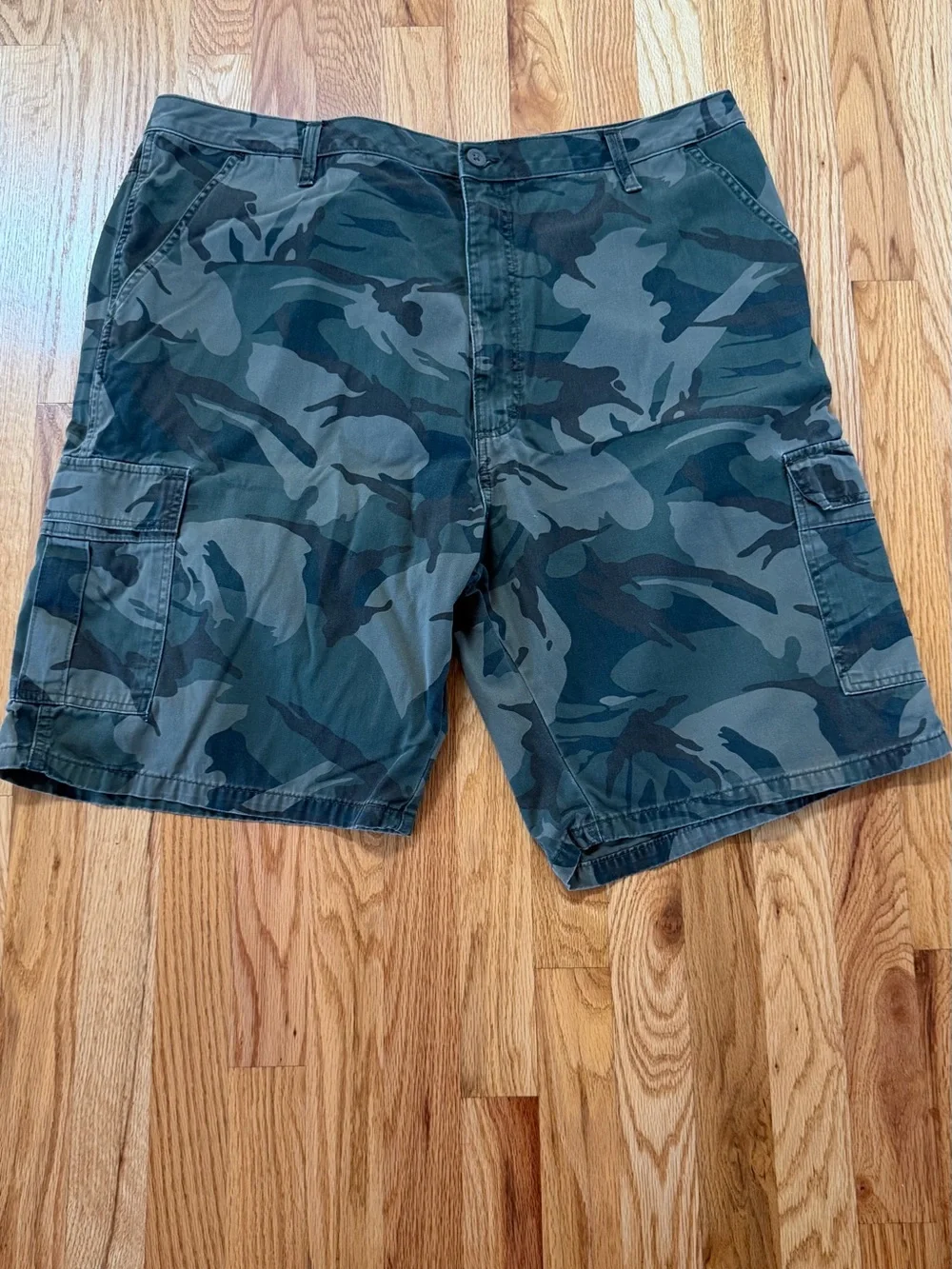 Vintage Wrangler Men's Camo Cargo Shorts - Green & Black